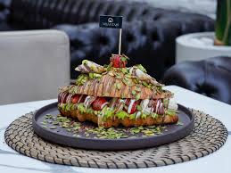 FISTIK KREMALI MEYVELI KRUVASAN